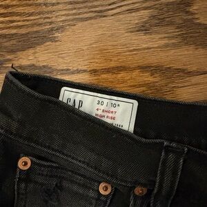 GAP Women’s Black High Rise 4 inch short